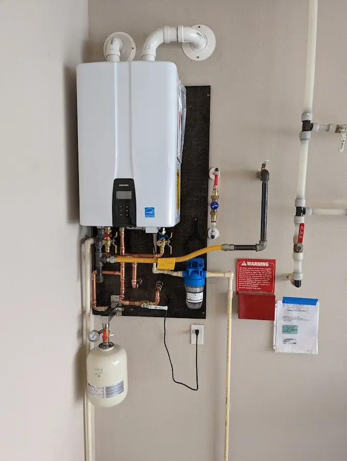 Professional plumber installing copper piping in a Puhi home